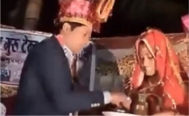 There was a fierce dispute between the bride and groom at the wedding, if they did not eat sweets, then both of them got into a scuffle