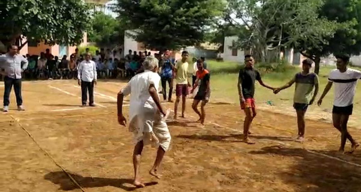 Seeing the boys playing Kabaddi, 80 year old grandfather got excited