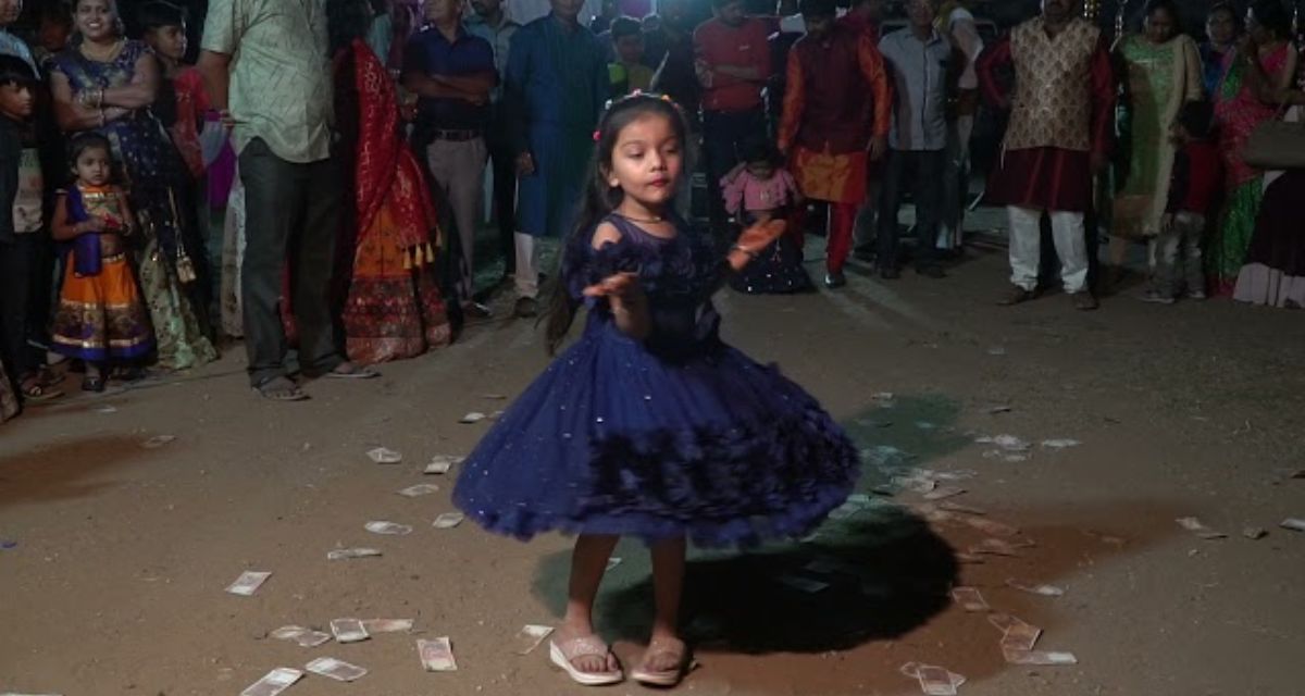 The cute little girl showed her dance skills in the crowded crowd, the audience was also forced to dance