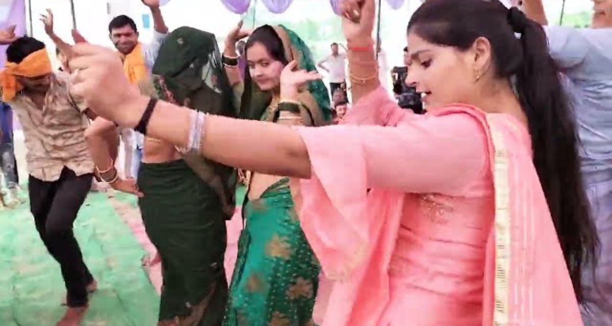 Brother-in-law started doing tremendous dance with sub-inspector's wife, sister-in-law started dancing