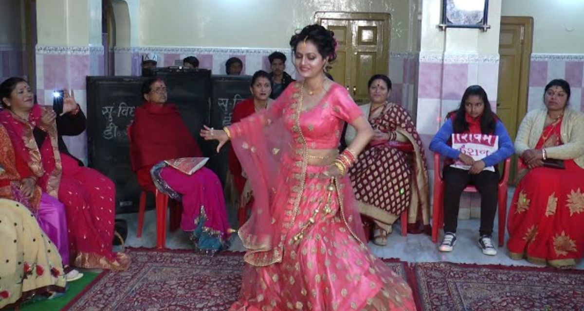 On the request of mother-in-law, the new daughter-in-law wreaked havoc with her dance