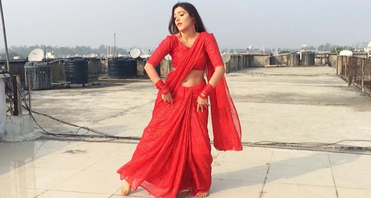 Dance in red sari on the open terrace, the eyes of the neighbors were torn