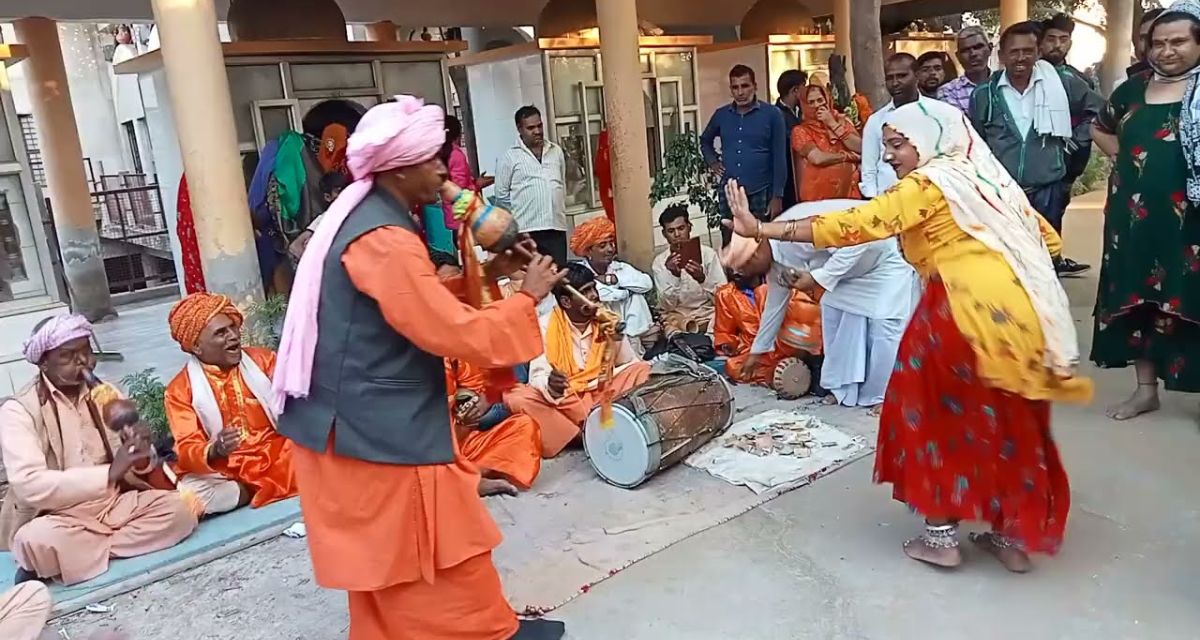 Desi Nag became sister-in-law as soon as the snake charmer played the snake, danced the serpent after rolling, people were left watching - video viral